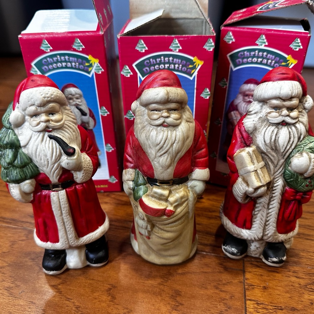 Santa Figurines Set - Red and Green